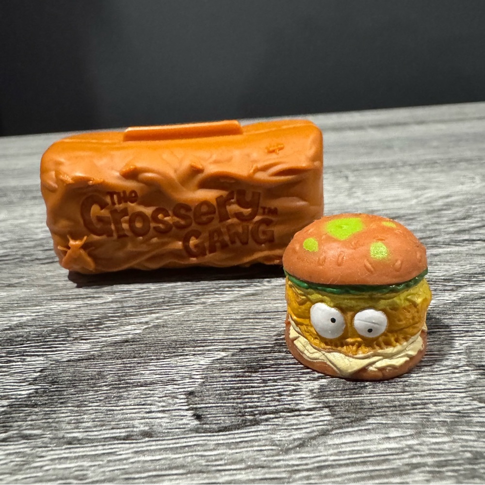 The Grossery Gang | Gross Greasies: Brown Horrid Hamburger (1-007) - Mini Figure